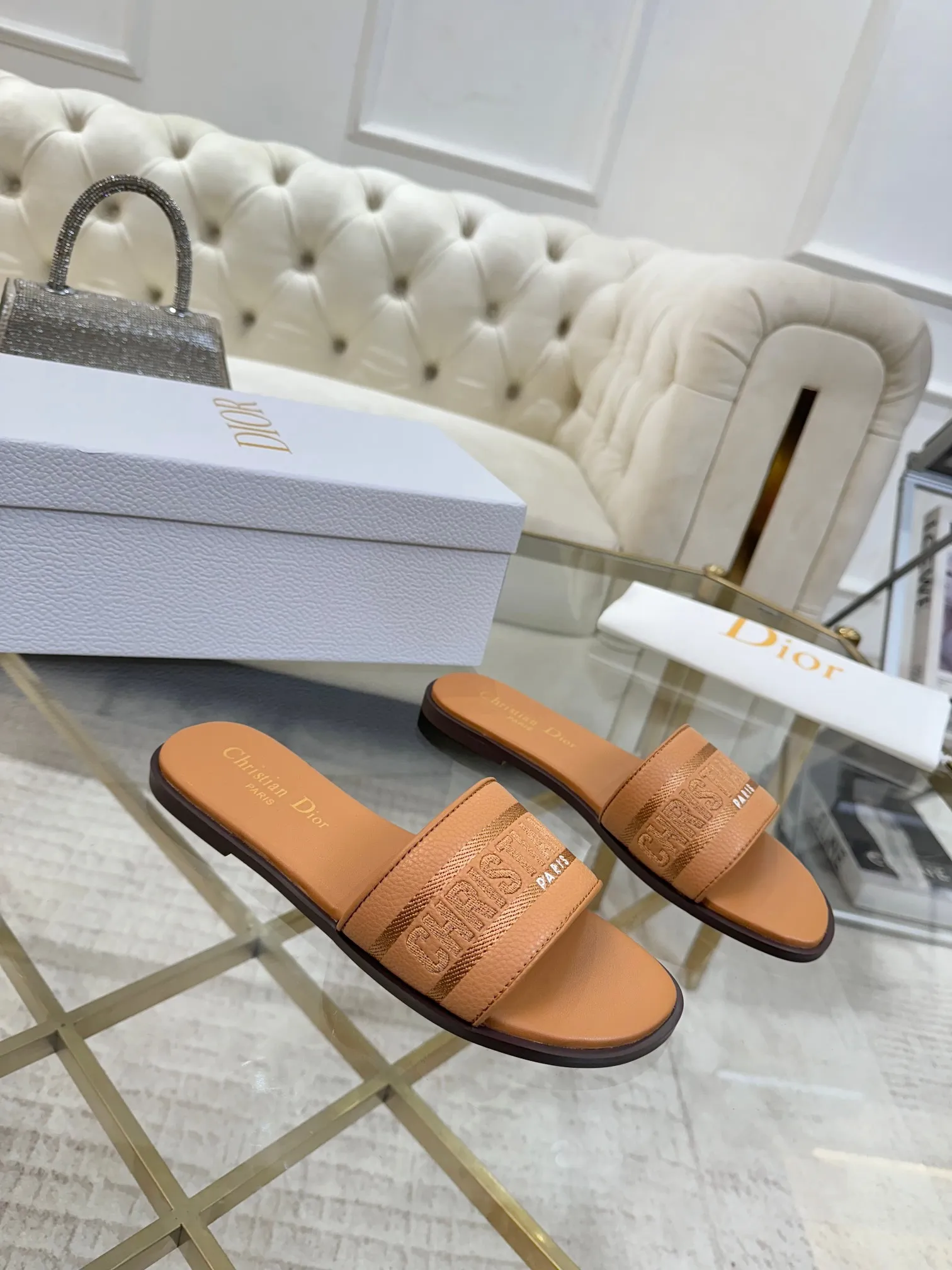 👟👟Ex-factory price 340👟👟 Genuine leather sole +40 Dior new style cowhide surface, sheepskin lining + embroidery process, 5 colors optional, code size 35-42, rubber sole, genuine leather sole +40